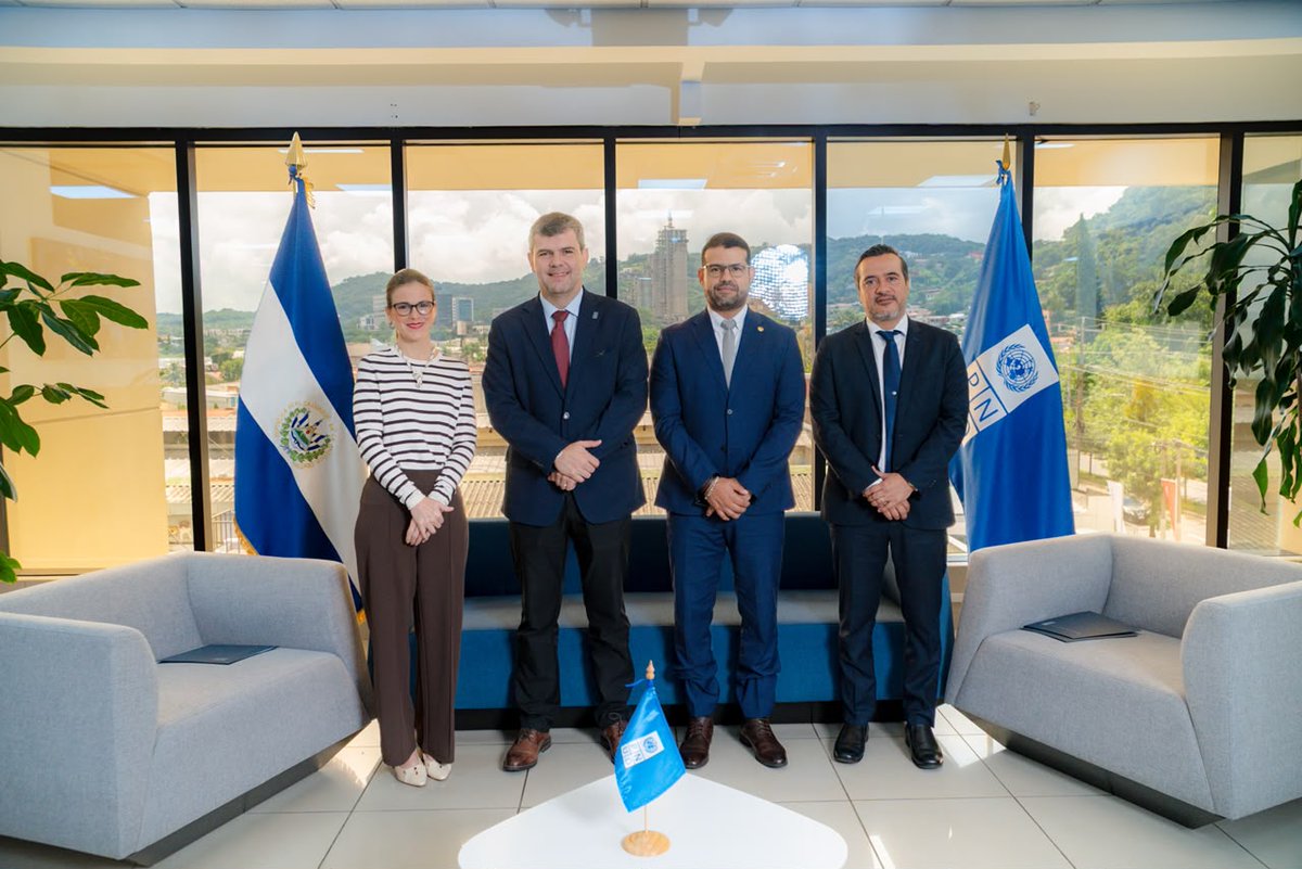 PNUDSV's tweet photo. La Academia acercará a funcionarios públicos a conocimiento especializado, expertos internacionales y casos prácticos para explorar el potencial de #Blockchain en áreas como identidad y pagos digitales, inclusión financiera, gobernanza, acción climática e innovación pública. https://t.co/g66xQhYZGH