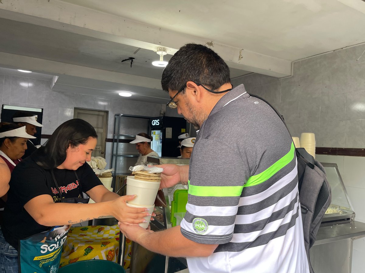 PrensaLibreESA's tweet photo. ENTREGA DE ALIMENTOS EN EL STISSS CON EL PROGRAMA MESA SOLIDARIA 

El local del STISSS es escenario de una nueva jornada de Mesa Solidaria, con entrega de alimentos para trabajadores, familias y personas que necesitan apoyo.

La actividad es impulsada por la Unidad Sindical Salvadoreña como una forma de contribuir a la economía familiar.