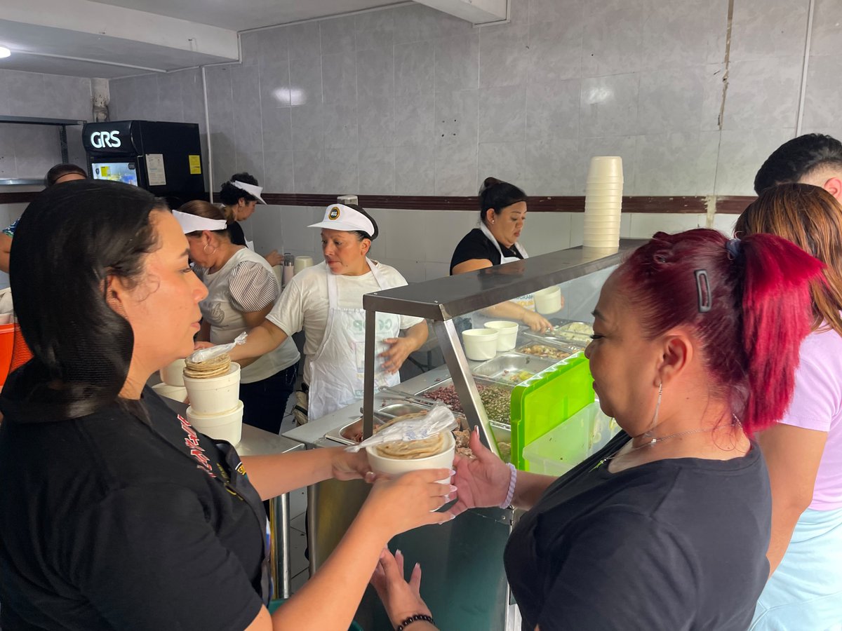 PrensaLibreESA's tweet photo. ENTREGA DE ALIMENTOS EN EL STISSS CON EL PROGRAMA MESA SOLIDARIA 

El local del STISSS es escenario de una nueva jornada de Mesa Solidaria, con entrega de alimentos para trabajadores, familias y personas que necesitan apoyo.

La actividad es impulsada por la Unidad Sindical Salvadoreña como una forma de contribuir a la economía familiar.