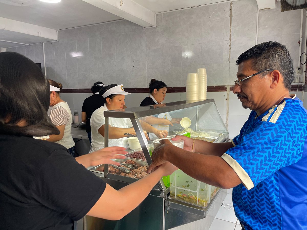 PrensaLibreESA's tweet photo. ENTREGA DE ALIMENTOS EN EL STISSS CON EL PROGRAMA MESA SOLIDARIA 

El local del STISSS es escenario de una nueva jornada de Mesa Solidaria, con entrega de alimentos para trabajadores, familias y personas que necesitan apoyo.

La actividad es impulsada por la Unidad Sindical Salvadoreña como una forma de contribuir a la economía familiar.