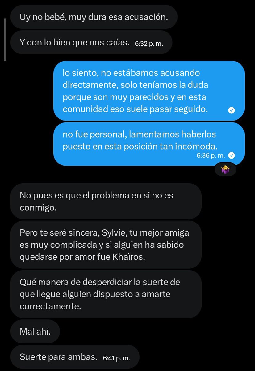 sedaloto's tweet photo. Tal vez algunas personas lo sepan y otras no, pero hasta hace poco mantenía una relación con @cruelmoral y @verciente, quien posteriormente desactivó sus cuentas. Fue un vínculo que se extendió durante varios meses y que llegó a ser sumamente intenso; tanto así que, con el tiempo, terminamos cruzando la línea del rol hasta convertirnos en pareja también fuera de.

Fue una relación turbulenta, aunque, dentro de ciertos límites, podría describirse como una relación marcada por discusiones, desencuentros e innumerables idas y vueltas. Sin embargo, durante todo ese tiempo hubo una incógnita que nunca terminó de desaparecer; una pequeña espina que permaneció presente y que, precisamente, llegó a convertirse en motivo de una de tantas discusiones entre nosotros.

A finales de junio comenzaron a surgir ciertas sospechas respecto a que Khaìros y Vivienne (@/sagrevio) podían ser, en realidad, la misma persona. No fue una idea que surgiera únicamente de mí. Algunas conductas y situaciones que comenzaron a resultar extrañas también fueron percibidas por personas de mi círculo cercano, quienes convivían prácticamente a diario con Khaìros, pues manteníamos aquella dinámica desde el momento en que yo misma se los presenté. Cabe mencionar que, de acuerdo con lo que ambos sostenían, eran mejores amigos.
Al principio no fue más que una sospecha. Una posibilidad que, incluso, yo misma intentaba descartar. Sin embargo, con el paso del tiempo, mis mejores amigas comenzaron a manifestarme la misma inquietud y, por primera vez, pensé que quizá no estaba imaginando cosas donde no las había. Demasiadas coincidencias: la ubicación —tanto el país como la ciudad—, la manera de editar sus publicaciones, el hecho de que ambos utilizaran iPhone, determinadas formas de expresarse y ciertos patrones en su manera de hablar. Por separado, cada elemento podía atribuirse a una simple casualidad. Juntos, sin embargo, comenzaron a resultarme difíciles de ignorar.

La primera sospecha realmente significativa surgió cuando Khaìros comenzó a insistir de manera excesiva en que quería presentarle a una de mis mejores amigas a Vivienne. La insistencia llegó a tal punto que ella finalmente accedió y comenzó a conversar con ella directamente. Fue precisamente a través de esas conversaciones que comenzaron a hacerse evidentes muchas más similitudes. Mi amiga también manifestó su preocupación y, llegado ese punto, sentí que ya no podía continuar ignorando la duda. Decidimos entonces pensar en alguna manera de comprobarlo, ya fuera para confirmar nuestras sospechas o, al contrario, para demostrar que estábamos equivocadas.

Hasta ese momento yo seguía aferrándome a la posibilidad de que todo aquello no fuera más que una coincidencia o un delirio colectivo entre nosotras. Pero necesitaba despejar la duda.

Un día, mientras mi amiga conversaba con Vivienne y yo me encontraba simultáneamente en llamada con Khaìros, decidimos hacer una prueba. Ella envió una cantidad específica de mensajes a Vivienne y me pidió que permaneciera atenta a cualquier notificación que pudiera recibir Khaìros o a cualquier reacción que pudiera tener mientras hablábamos. Segundos después, entró en el teléfono de Khaìros exactamente la misma cantidad de notificaciones correspondientes a los mensajes que mi amiga acababa de enviarle a Vivienne.

Para mí, ese fue el momento en el que la sospecha dejó de sentirse como una simple coincidencia. Algo dentro de mí me decía que ambas cuentas pertenecían a la misma persona. Decidí entonces enfrentarlo directamente. Le expuse lo que habíamos observado, incluyendo el episodio de las notificaciones y todas las similitudes que, hasta ese momento, habíamos considerado demasiado numerosas para seguir atribuyéndolas únicamente al azar.