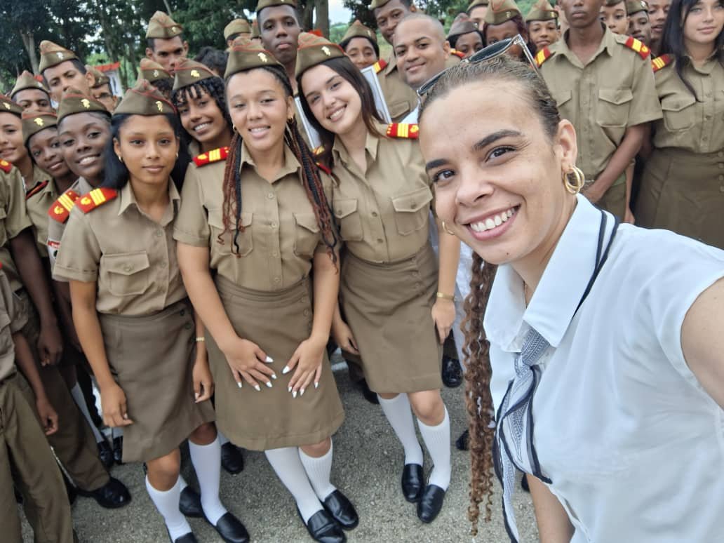 UJCdeCuba's tweet photo. 🎖️A los 15 años, algunos ya tienen claro su deseo de defender la Patria. Las escuelas vocacionales militares, los Camilitos, forman a adolescentes con rigor, disciplina y entrenamiento físico. 

¡Felicidades a los Camilitos! 🇨🇺

#UJCdeCuba https://t.co/ubrmIfaIus