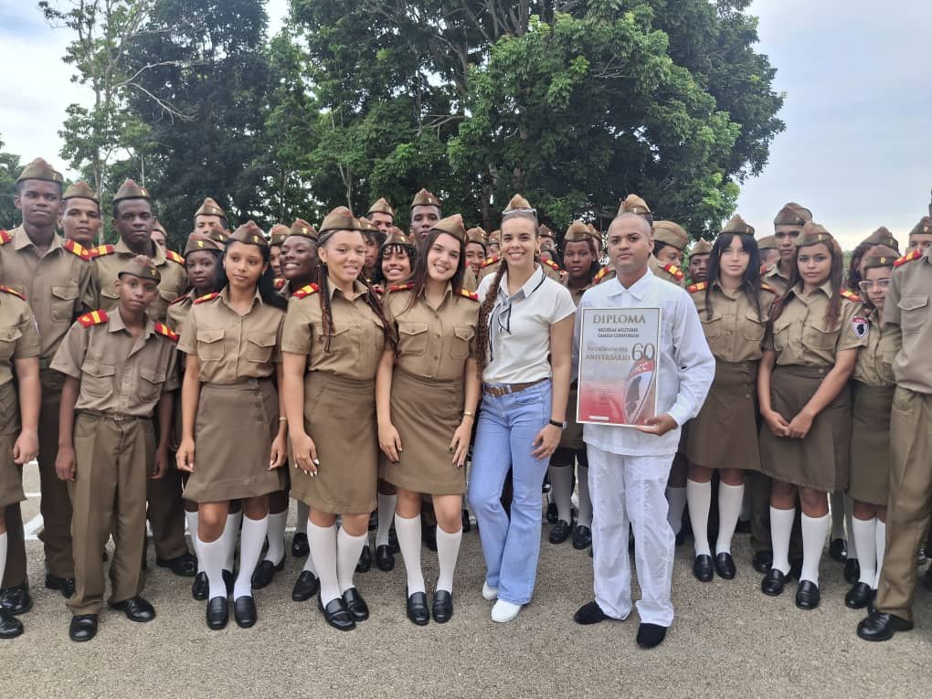 UJCdeCuba's tweet photo. 🎖️A los 15 años, algunos ya tienen claro su deseo de defender la Patria. Las escuelas vocacionales militares, los Camilitos, forman a adolescentes con rigor, disciplina y entrenamiento físico. 

¡Felicidades a los Camilitos! 🇨🇺

#UJCdeCuba https://t.co/ubrmIfaIus