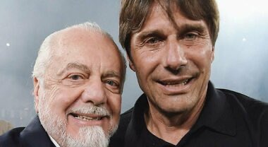 _FCAST7's tweet photo. Diego Armando Conte.

A volte basta ascoltare Aurelio De Laurentiis per capire, per contrasto, quanto sia stata particolare la presenza di Antonio Conte a Napoli.
Dopo l’ennesima intervista odierna del patron, tra progetti, centro sportivo, stadio, futuro del club e riflessioni sul calcio italiano, mi è tornata in mente una cosa che forse non abbiamo compreso fino in fondo mentre la stavamo vivendo: la potenza di Antonio Conte non è stata soltanto quella dell’allenatore, ma quella dell’uomo capace di entrare nel sistema Napoli e di creare un equilibrio nuovo.

De Laurentiis è una figura difficilmente catalogabile nella definizione tradizionale di presidente. Negli anni ha parlato di tutto: mercato, allenatori, calciatori, procuratori, istituzioni, Serie A, UEFA, FIFA, stadi, infrastrutture. Ha costruito una società vincente, ma anche rapporti e contrapposizioni praticamente in ogni ambiente del calcio. È il suo modo di essere. Una presenza costante, fortissima, spesso protagonista anche oltre i confini della semplice proprietà.
Poi è arrivato Conte.

E, forse per la prima volta, c’era qualcuno abbastanza forte da non farsi inglobare da quella personalità.
Conte non aveva bisogno di essere presidente, direttore sportivo o dirigente. Gli bastava essere l’allenatore. Ma voleva esserlo fino in fondo. La squadra, lo spogliatoio, la preparazione, la disciplina, le esigenze tecniche e la responsabilità dei risultati erano il suo territorio. E proprio perché si prendeva tutto quel peso sulle spalle, pretendeva che quel territorio rimanesse suo.

È qui che, secondo me, si trova la vera particolarità del rapporto con De Laurentiis.
Conte non lo ha combattuto. Non lo ha ridimensionato. Non ha cercato di sostituirsi a lui.

Lo ha semplicemente costretto, attraverso la propria autorevolezza, a fare il presidente.
De Laurentiis aveva la società, le strategie, i conti, gli investimenti, le infrastrutture, il business planning e la visione imprenditoriale. Conte aveva il campo. E per una volta due personalità enormi sembravano avere un confine molto chiaro davanti a sé.

Il risultato lo conosciamo: uno Scudetto, una Supercoppa e due qualificazioni in Champions League.

Ma forse oggi, a qualche mese dalla separazione, possiamo comprendere meglio quanto quella presenza fosse importante anche al di fuori del campo.
Perché De Laurentiis è tornato a parlare di tutto. Ancora una volta progetti, stadio, centro sportivo, futuro, sistema calcio, istituzioni, idee e confronti. Nulla di nuovo, sia chiaro: è il suo modo di essere presidente. Ma proprio per questo viene spontaneo chiedersi quanto, durante l’esperienza Conte, quella enorme presenza fosse stata naturalmente contenuta da un uomo che non aveva bisogno di lasciare nemmeno un centimetro del proprio territorio.

Ed è qui che nasce il paradosso.
Forse Conte è stato uno dei pochissimi uomini capaci di accrescere De Laurentiis proprio perché non ha mai cercato di prenderne il posto.
Gli ha lasciato il suo potere e ha difeso il proprio.

Gli ha permesso di essere più presidente perché lui si assumeva completamente la responsabilità di essere allenatore.
Non un antagonista.
Un contrappeso.
E forse questa è stata la sua vittoria più importante.

Perché un grande presidente non deve necessariamente occuparsi di tutto: deve avere la forza di affidare il proprio club a uomini abbastanza autorevoli da poter esercitare il loro potere senza essere schiacciati dal suo.
Conte, a Napoli, forse è stato esattamente questo.

Un uomo capace di stare accanto ad Aurelio De Laurentiis senza farsi schiacciare dalla sua personalità e senza avere bisogno di combatterla.

E oggi, ascoltando l’ennesima intervista del patron, questa cosa mi sembra ancora più evidente.
Forse certe dinamiche si comprendono davvero soltanto quando una persona non c’è più.

Questa era la riflessione che avevo dentro e che volevo condividere con voi, dragoni.

Buonanotte a tutti.