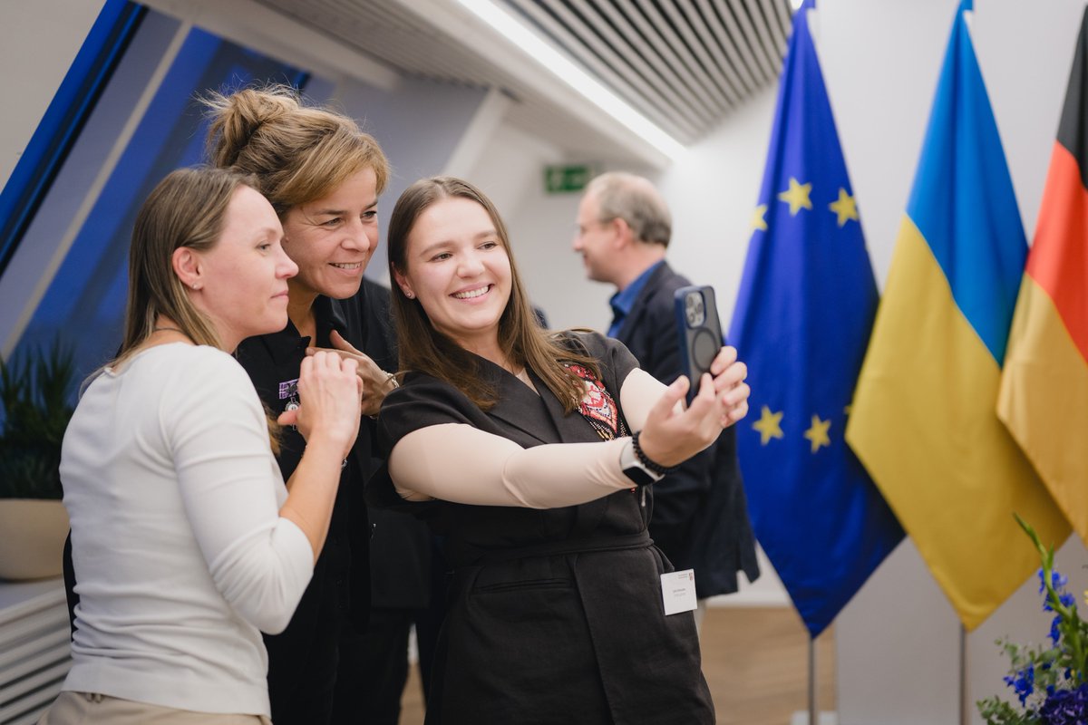 WirtschaftNRW's tweet photo. NRW steht an der Seite der Ukraine. Das ist unser klares Bekenntnis zu den Menschen in der Ukraine und zu allen in NRW, die sie seit Beginn des russischen Angriffskrieges unterstützen. Ihre Solidarität zeigt: Zusammenhalt zeigt sich vor allem im Handeln. https://t.co/htTcUevqqS