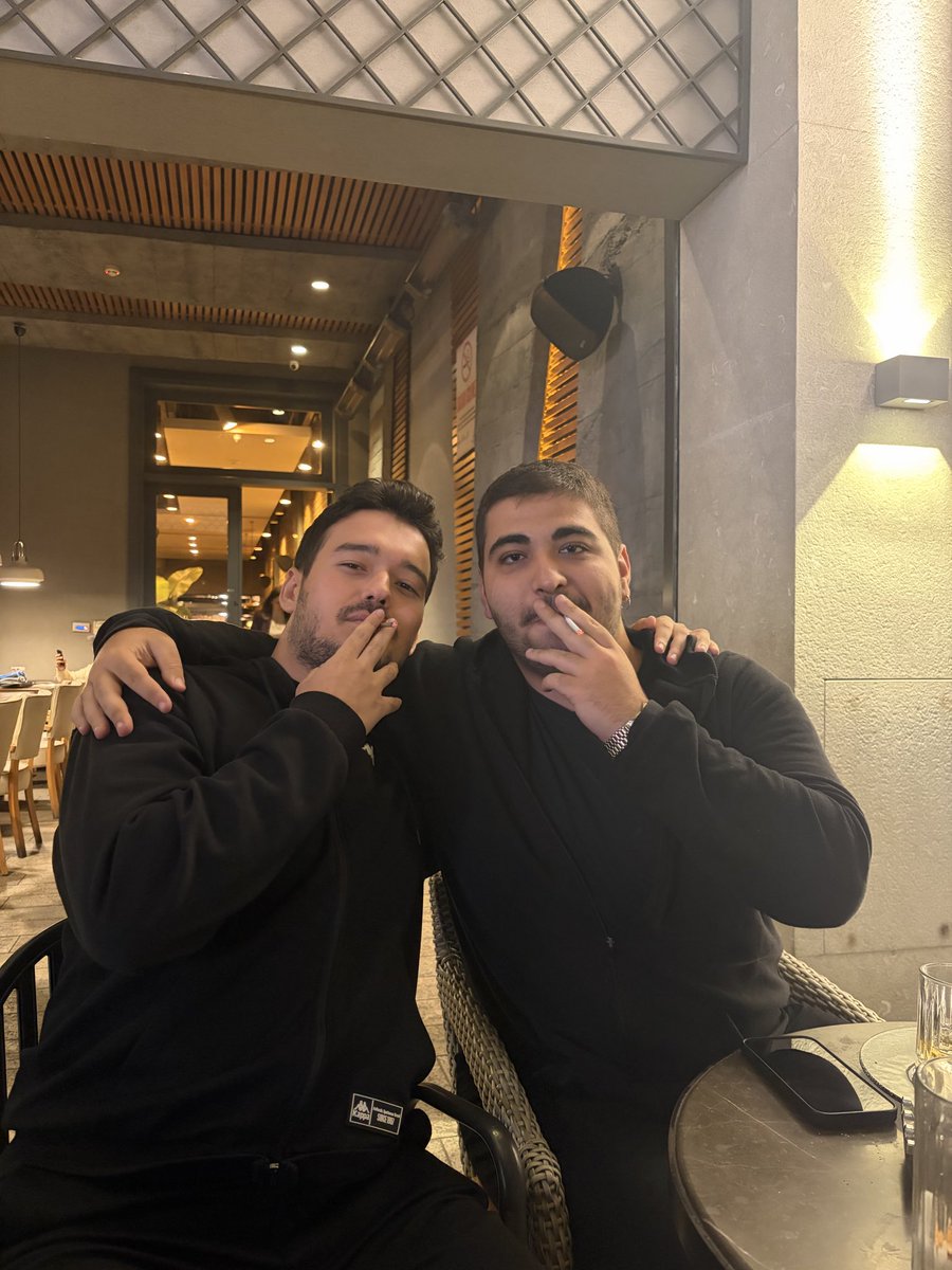Muratres0's tweet photo. dost buluşması 🌹 @efekanstc https://t.co/ozj9XgLycg