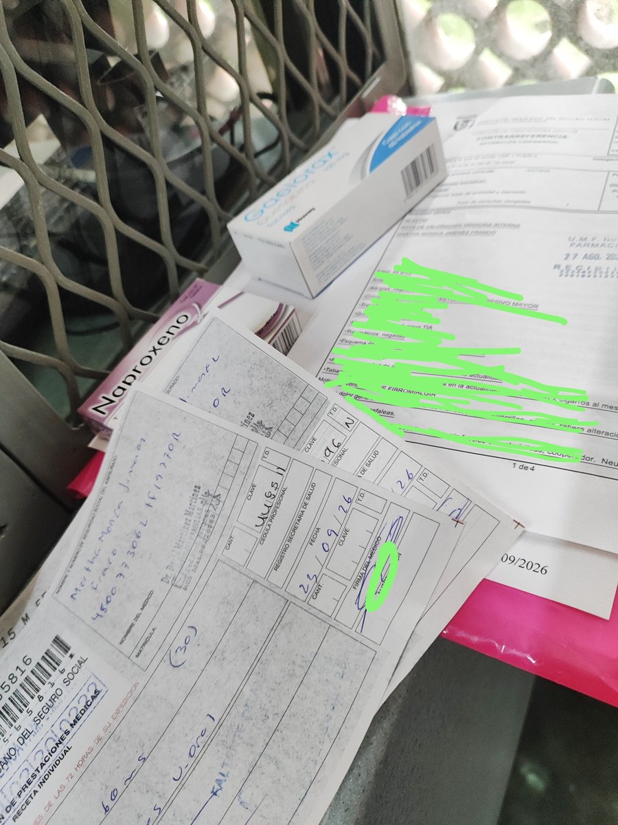 monisfranco's tweet photo. En clínicas @Imss_Pue hay naproxen, paracetamol y poco más del cuadro básico. 
Los medicamentos de especialidad escasean; algunos requieren compras especiales,tardan 1 semana.
Consultas de especialistas cerradas hasta nuevo aviso.
De mal en peor, mientras aseguran que hay abasto. https://t.co/RbUPi9iQiM