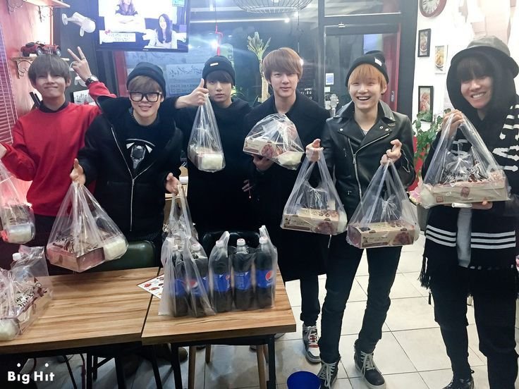 janesiete's tweet photo. ay chicas re villero el trapo 

literalmente los bts con su primer sueldo: https://t.co/zde8HgYLPl