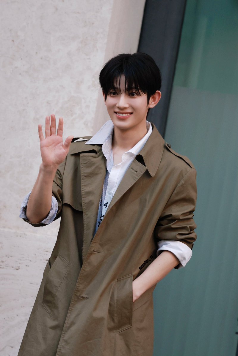 gahamdua_'s tweet photo. I like how today’s makeup brings out Park Siwoo’s features.

SIWOO MILAN FASHION WEEK SS27  

#PARKSIWOOxMM6 #PARKSIWOOMFWSS27 https://t.co/StlNDgNUoo