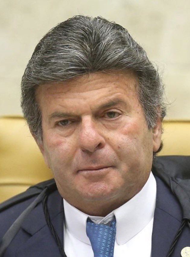 Pri_usabr1's tweet photo. Fux partiu pra cima de Alcolumbre: 10 dias para o Senado explicar o sigilo das entradas. Na lista: mulher de Moraes, Vorcaro, Lulinha, irmão do Lula e o Careca do INSS. Moraes se impediu. Caiu com Fux. 

“Casa do Povo” com portaria secreta não é transparência. https://t.co/zbAkMaq3Hn