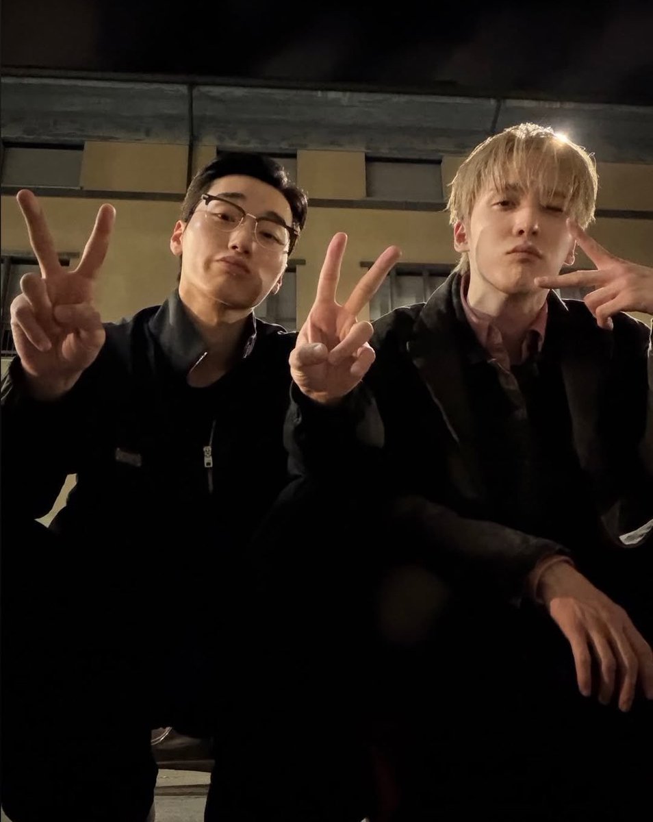 heartinsani's tweet photo. they were roommates for like 5 years.. ofc they were gonna find each other in milan https://t.co/5TlE51lkmI