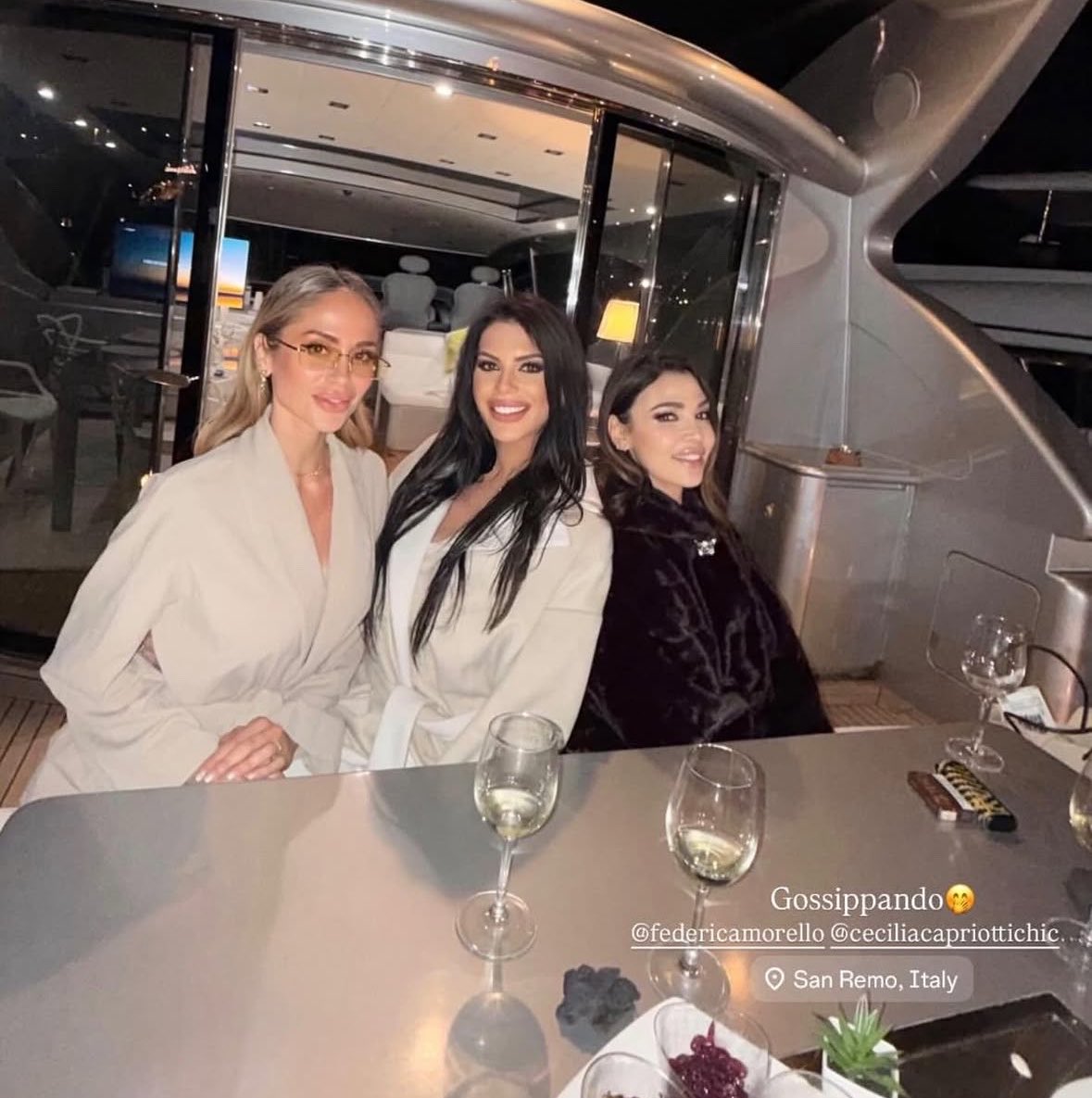 shadesofbea's tweet photo. L’arte di non conoscere una persona di cui eri fan, a cui stiri i panni, a cui chiedi ospitalità e aiuto per condurre festival etc etc. Pagliaccia🤡
#gfvip https://t.co/XjZOI69STv