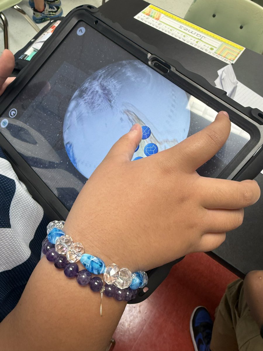 allysonehartung's tweet photo. Exploring the world in 3D! Using @quivervision to explore geography and make their learning come alive. @jennthomas75 @KarlaJakubowski @VictoryElemPPS @ebracyPPS #PPSShines #PPSTRT https://t.co/I1ybCWCEvK
