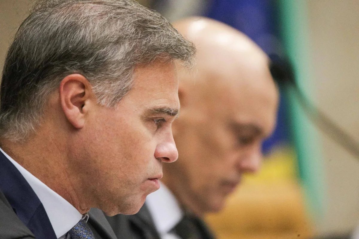 damadanoite14's tweet photo. #CHEGAAA !!! O INQUÉRITO QUE NINGUÉM PODE LER - O inquérito das fake news completa sete anos e meio sob sigilo. Aberto de ofício por Dias Toffoli em março de 2019, com Alexandre de Moraes designado relator sem sorteio, nasceu para apurar ataques ao Supremo e virou um instrumento sem prazo nem fronteira. Agora, segundo manifestação do ministro André Mendonça a Edson Fachin, serviu também para tentar enquadrar um integrante do próprio tribunal.
Mendonça sustenta que foi incluído no inquérito de forma ilegal, fora do objeto da investigação, que chama de "famigerado" e "interminável". Aponta que a acusação de Moraes teve como única base relatórios de inteligência apócrifos, sem valor de prova, produzidos, segundo ele, por atividade ilícita da Polícia Federal. E registra que Moraes não explica como soube da existência desses relatórios, lacuna que, por si só, pede resposta.
Na coluna em que analisa a peça, Mario Sabino aponta o essencial: as ilegalidades elencadas por Mendonça sugerem um padrão de conduta, e não um desvio isolado. Se um ministro do Supremo pôde ser alvo desse método, é razoável perguntar quantos cidadãos sem a mesma tribuna foram tratados da mesma forma, sem saber sequer do que eram acusados.
Mendonça pediu acesso à íntegra dos autos para verificar se há outros elementos contra ele. O pedido deveria valer para o país. Chega no meio da maior crise recente da Corte, com decisões monocráticas suspensas pela Presidência e o decano acusando Mendonça de condução político-eleitoral. 
Um inquérito aberto de ofício e mantido em segredo por tanto tempo não pode continuar blindado quando seu uso passa a ser questionado dentro do próprio tribunal. Transparência aqui não é ataque ao Supremo; é a condição para que ele preserve a autoridade que diz defender.

https://t.co/QJ2DPg5lLn