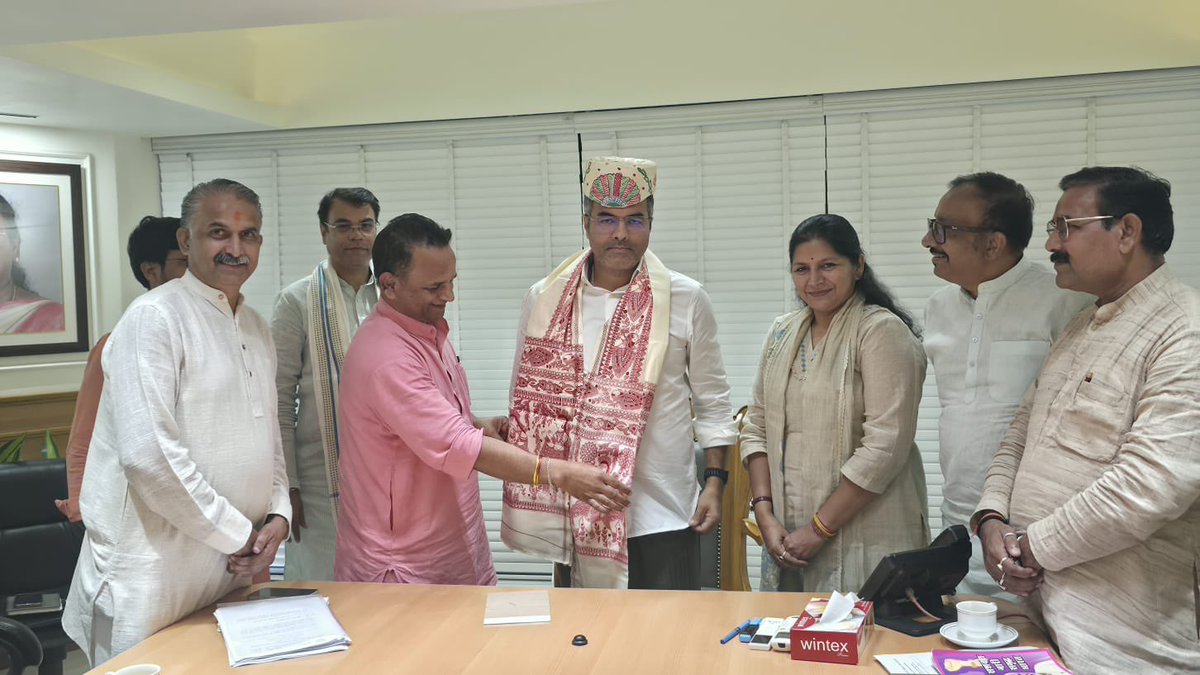 richapandey's tweet photo. यमुना जी की स्वच्छता, दिल्ली की जिम्मेदारी। 

आगामी यमुना जी सफाई अभियान के निमित्त आज दिल्ली सचिवालय में माननीय कैबिनेट मंत्री श्री @p_sahibsingh जी की अध्यक्षता में आयोजित बैठक में सहभागिता की।

यमुना जी की स्वच्छता, अभियान की तैयारियों एवं आगामी कार्ययोजना पर विस्तृत चर्चा हुई। स्वच्छ एवं निर्मल यमुना के संकल्प को जनभागीदारी के साथ आगे बढ़ाने का संकल्प लिया।

बैठक में भाजपा दिल्ली प्रदेश के प्रदेश महामंत्री @MohanGiharaBJP जी , @santoshojha जी , @Rohit_Chahal जी एवं अन्य पदाधिकारीगण एवं संबंधित विभागों के अधिकारीगण उपस्थित रहे।

@BJP4India @BJP4Delhi @NitinNabin @hdmalhotra @PavanRanaRSS @blsanthosh @gupta_rekha 

#SevaSankalpAbhiyaan #YamunaSeva