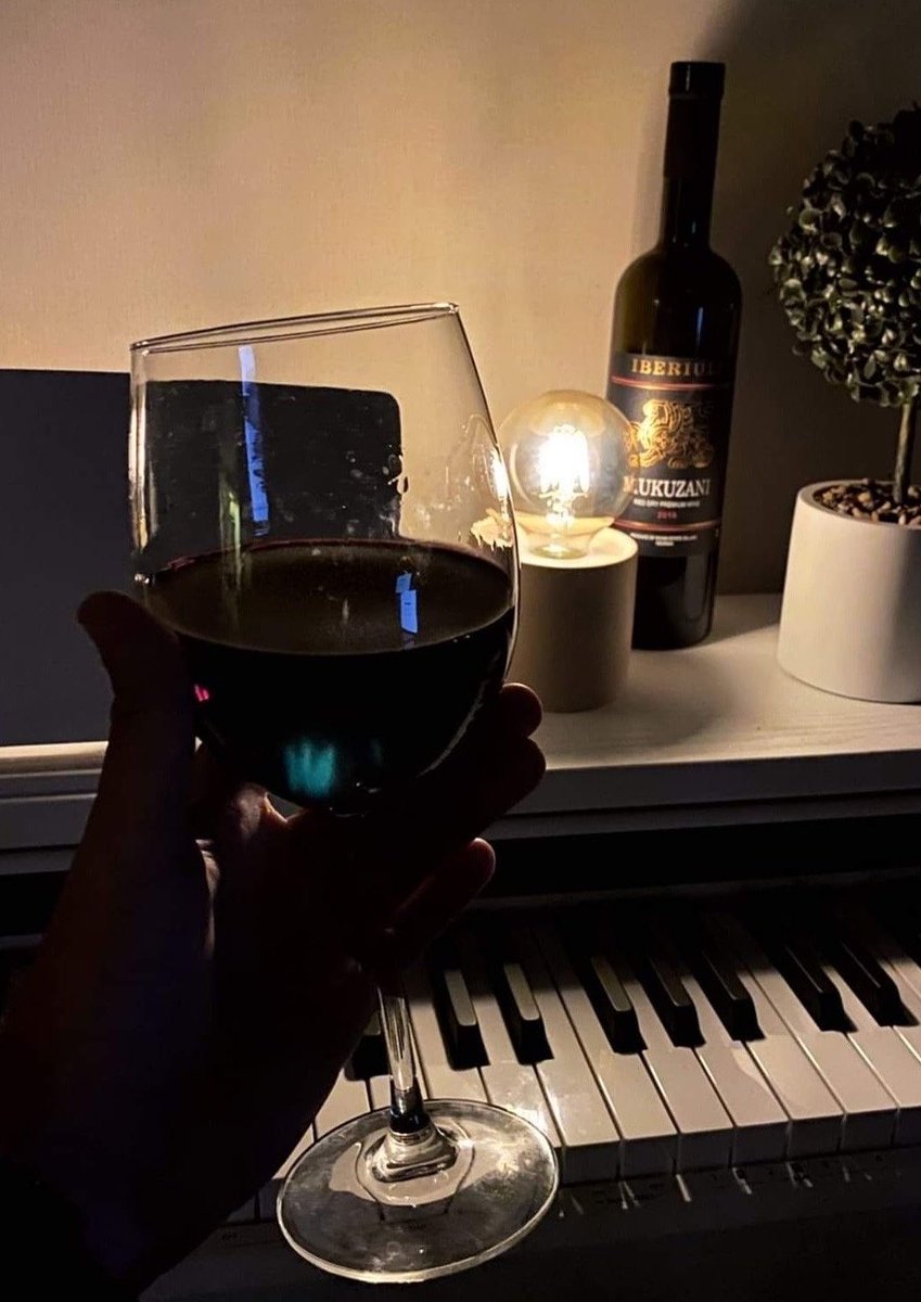 prettyluckiest's tweet photo. um dia chuvoso tocando piano na sala de casa a luz de velas enquanto tomo uma taça de vinho. https://t.co/OkOLNkuigM