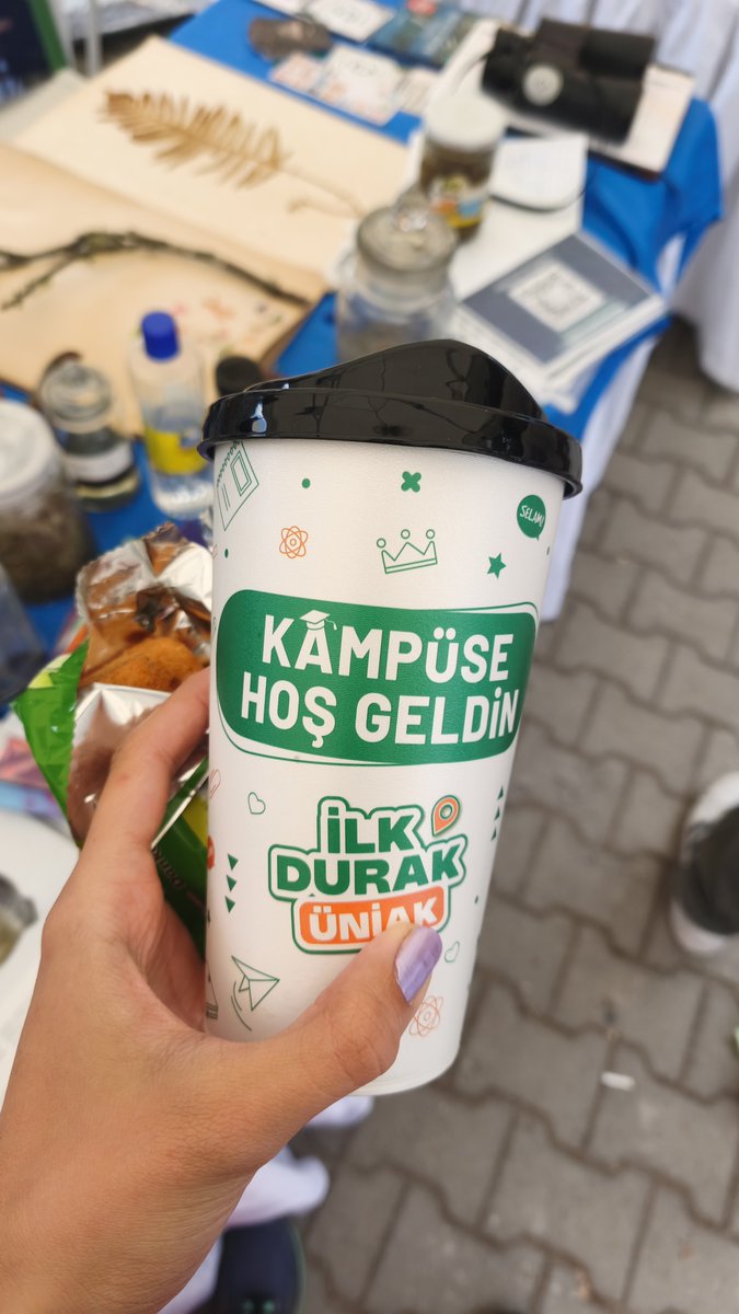 gotbaligi's tweet photo. Dün solcu öğrencilerin dövülerek göz altına alındığı Ege Üniversitesinde bugün "Ege Aktif Gençlik Topluluğu" adı altında standında bariz bir akp logosu olmadan, çaktırmadan insanları AKP Gençlik Kollarına kaydettiler. Bunlar neden gözaltına alınmıyor? Üniversitede siyaset yasak? https://t.co/TcJQa7XjO8