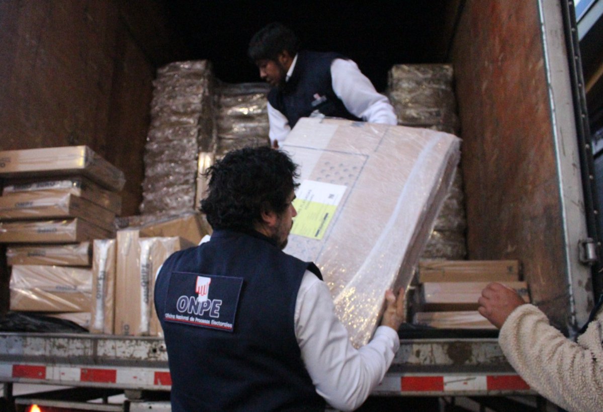 ONPE_oficial's tweet photo. #ONPEenRegiones | Nuestras Oficinas Descentralizadas de Procesos Electorales (#ODPE) continúan recibiendo el material electoral de las Elecciones Regionales y Municipales 2026, que se desarrollarán el próximo domingo 4 de octubre.

#ERM2026 #ONPEenRegiones https://t.co/N3gzJIONYq