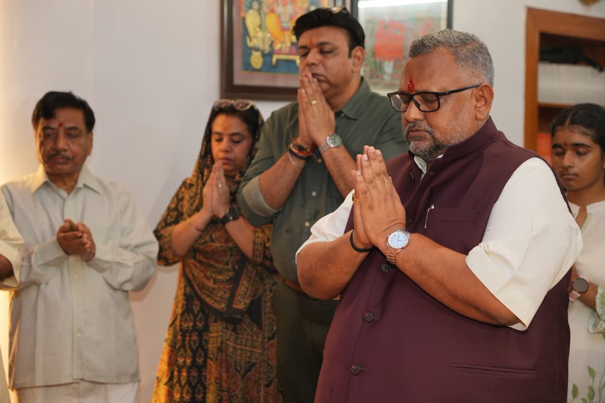 Sunil_Deodhar's tweet photo. #SamrastaGanesh गणेशोत्सव के दशम दिवस की मंगल संध्याआरती में उत्तर प्रदेश के नवनियुक्त सह-प्रभारी, राज्यसभा सांसद एवं भारतीय जनता पार्टी के राष्ट्रीय सचिव श्री @PKVarmaRanchi जी की उपस्थिति रही।
गणपति बप्पा के चरणों में सभी के सुख, शांति, समृद्धि एवं सर्वकल्याण की प्रार्थना की।
गणपति बप्पा मोरया! 🙏🚩
शुक्लम्बरधरं विष्णुं शशिवर्णं चतुर्भुजम्।
आकर्षकवदनं ध्यायेत् सर्वविघ्नोपशान्तये ॥