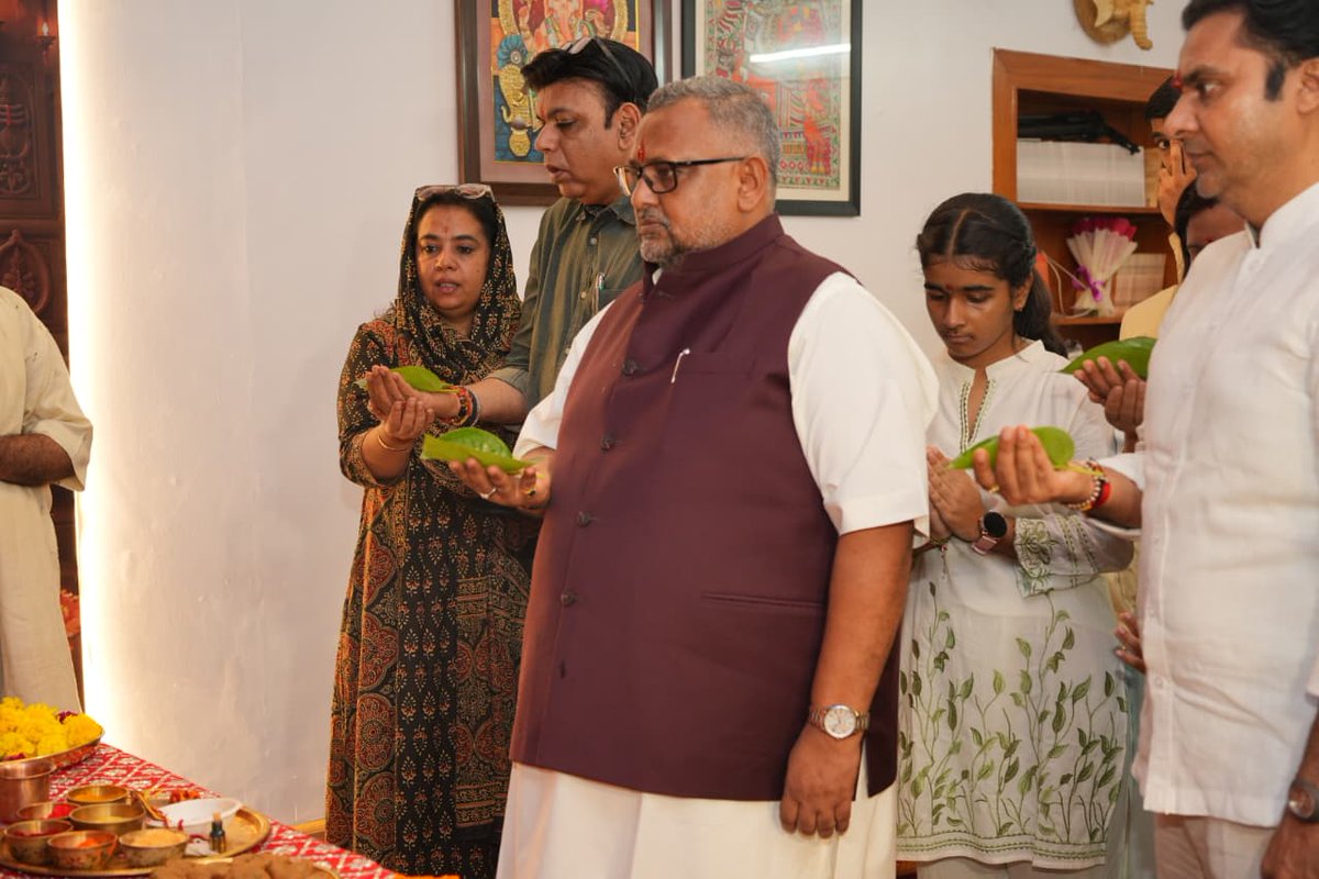 Sunil_Deodhar's tweet photo. #SamrastaGanesh गणेशोत्सव के दशम दिवस की मंगल संध्याआरती में उत्तर प्रदेश के नवनियुक्त सह-प्रभारी, राज्यसभा सांसद एवं भारतीय जनता पार्टी के राष्ट्रीय सचिव श्री @PKVarmaRanchi जी की उपस्थिति रही।
गणपति बप्पा के चरणों में सभी के सुख, शांति, समृद्धि एवं सर्वकल्याण की प्रार्थना की।
गणपति बप्पा मोरया! 🙏🚩
शुक्लम्बरधरं विष्णुं शशिवर्णं चतुर्भुजम्।
आकर्षकवदनं ध्यायेत् सर्वविघ्नोपशान्तये ॥