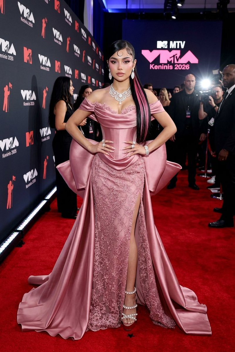 VMASKENINIS's tweet photo. @VampiraLoaiza llegando a la alfombra roja de los vmas keninis https://t.co/cqbHFnOEIH
