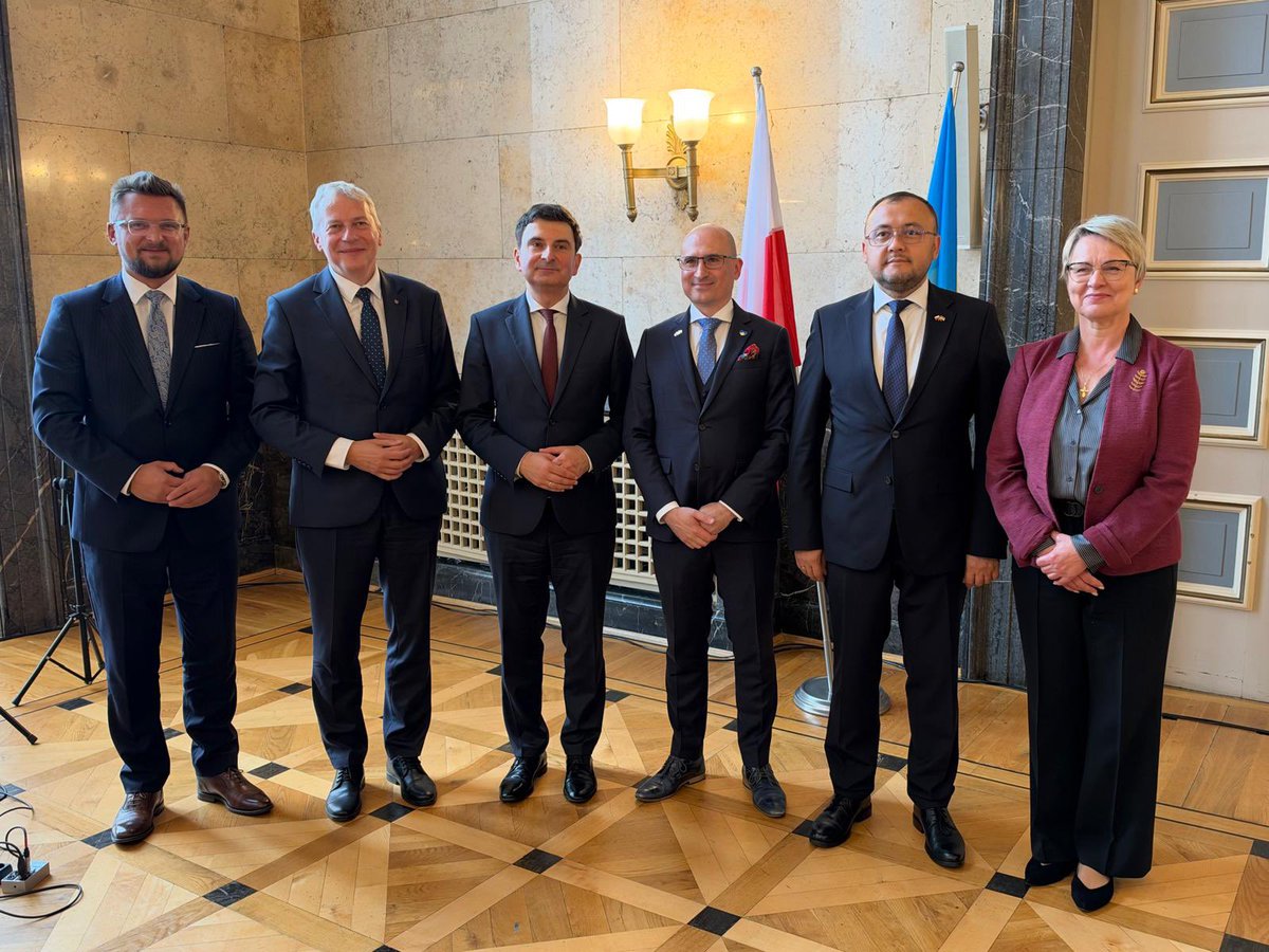 VasylBodnar's tweet photo. ❗️W #Katowice rozpoczął pracę Konsulat Honorowy Ukrainy! Miałem zaszczyt uczestniczyć w uroczystościach inauguracyjnych nowej  placówki konsularnej. 
Konsulowi Honorowemu Luizowi Hananyi życzę powodzenia i wielu sukcesów w tej ważnej misji. 🇺🇦🇵🇱 https://t.co/eGT4TRdljd