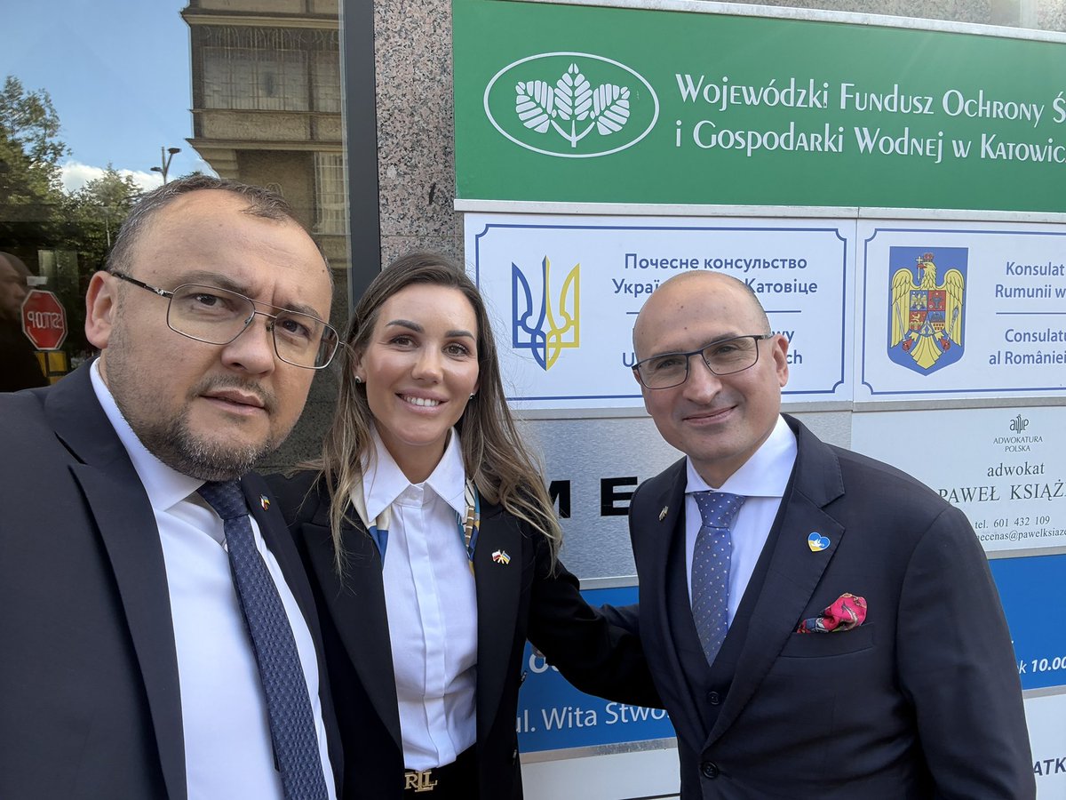 VasylBodnar's tweet photo. ❗️W #Katowice rozpoczął pracę Konsulat Honorowy Ukrainy! Miałem zaszczyt uczestniczyć w uroczystościach inauguracyjnych nowej  placówki konsularnej. 
Konsulowi Honorowemu Luizowi Hananyi życzę powodzenia i wielu sukcesów w tej ważnej misji. 🇺🇦🇵🇱 https://t.co/eGT4TRdljd