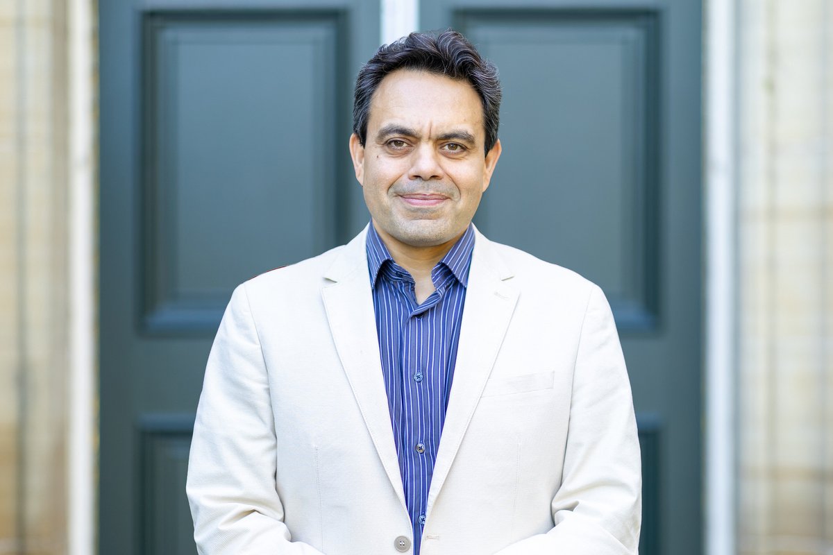 UofTEngineering's tweet photo. Making decisions under uncertainty: Meet MIE Professor Peyman Mohajerin Esfahani 🔗 https://t.co/kbQwKlbR30 #UofT https://t.co/NOqdOARHV0