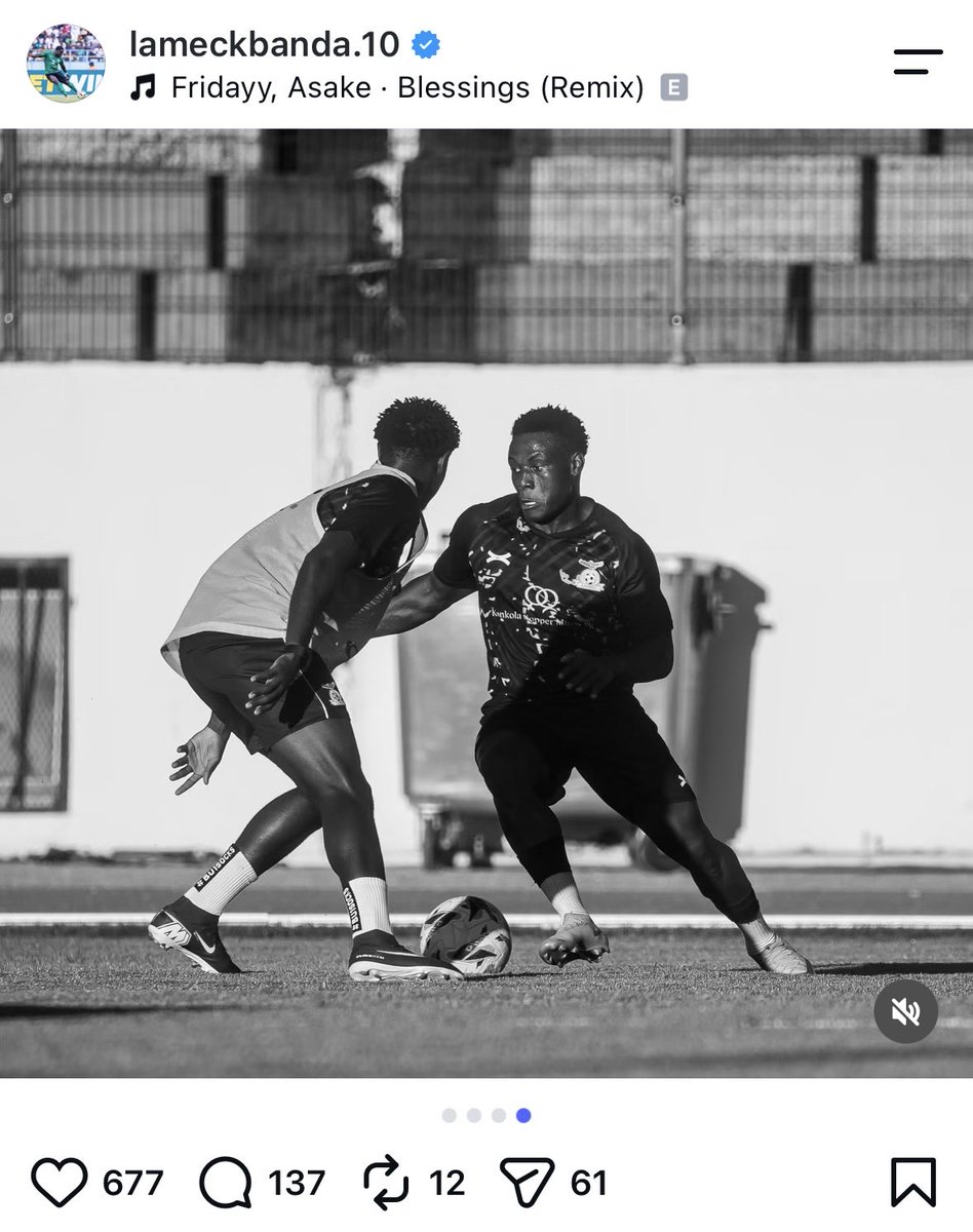 doncarlo74's tweet photo. Forse sarebbe opportuno che i tesserati della #USLecce evitassero di mettere like alle foto di questo “vuoto a perdere” con addosso la maglietta che appartiene ad una società di ladri. Semplicemente una questione di bon ton https://t.co/gqzWDmTxlE
