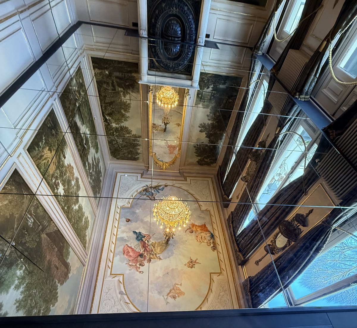 course8cheduler's tweet photo. #PMJWeeklyChallenge
#CeilingsWeForgetToLookAt
@pmj_photos
You cannot forget to view this ceiling because it’s right there when you look down on the mirrored floor!
It was a temporary installation last winter in the Andriessen Room at the Canal Museum in Amsterdam 🇳🇱 https://t.co/wUaDryJ1k4