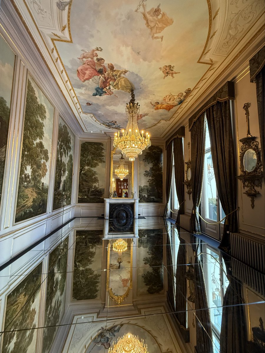 course8cheduler's tweet photo. #PMJWeeklyChallenge
#CeilingsWeForgetToLookAt
@pmj_photos
You cannot forget to view this ceiling because it’s right there when you look down on the mirrored floor!
It was a temporary installation last winter in the Andriessen Room at the Canal Museum in Amsterdam 🇳🇱 https://t.co/wUaDryJ1k4