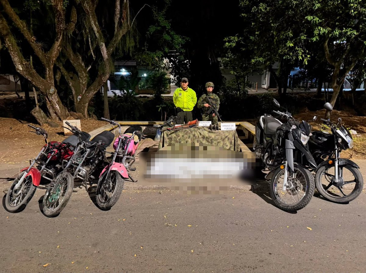 FuerzasMilCol's tweet photo. ¡Contundente golpe a la disidencias de Mordisco!

Cuatro integrantes de las estructuras Carlos Patiño y Dagoberto Ramos al servicio de alias «Mordisco», murieron en desarrollo de operaciones militares en #Cauca, donde otras dos personas fueron capturadas y se logró la incautación de dos fusiles, dos escopetas, tres armas cortas, 342 cartuchos de diferentes calibres y cinco motocicletas.

 #ContundenciaOperacional