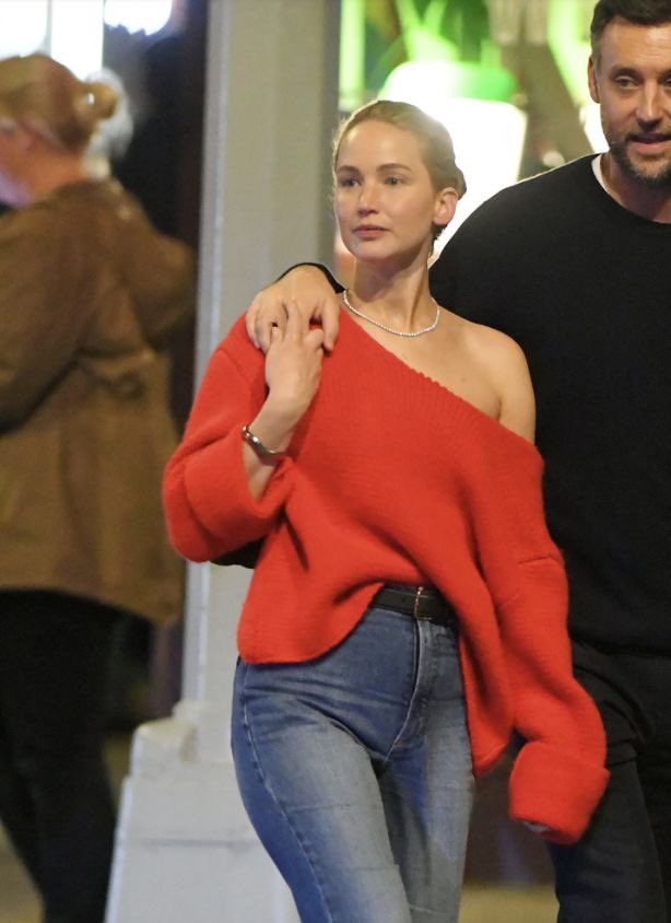 Hollywoodladyy's tweet photo. Jennifer Lawrence and Cooke Maroney spotted out in New York City…. Having a walk Together. https://t.co/F0Nnx9udT2