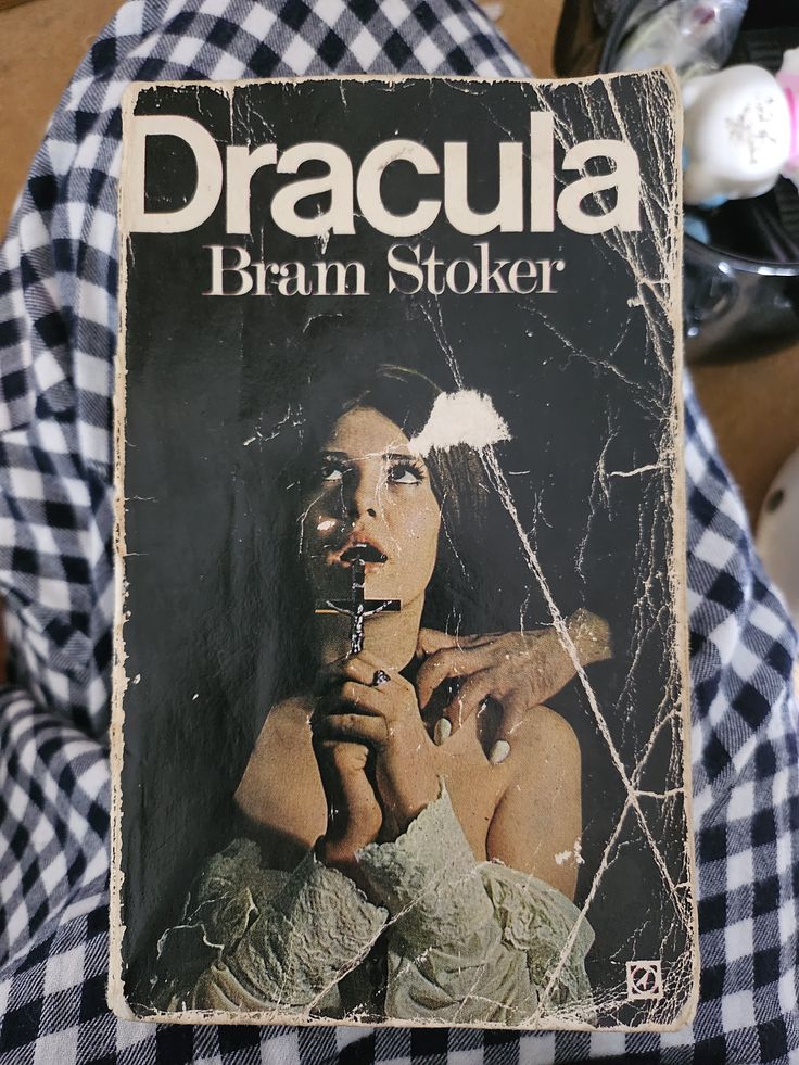 bIoodfangs's tweet photo. i really wish I could get my hands on this edition of dracula https://t.co/lEMyavS0rm