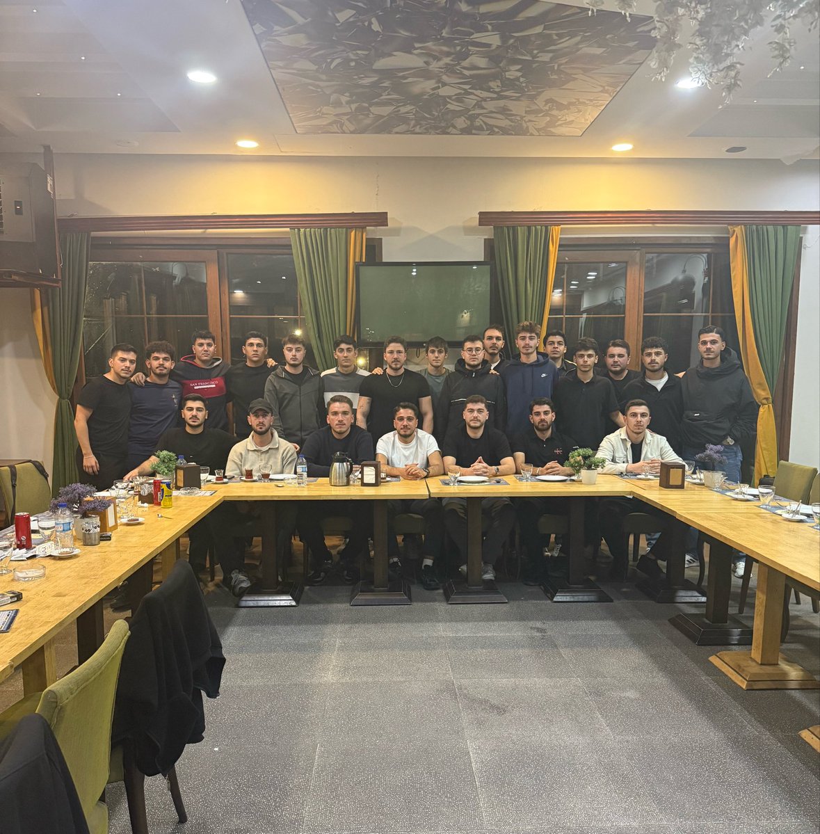 unigfbkultur's tweet photo. Kültür UNIGFB olarak sezonun ilk kemik toplantısında İstanbul Avrupa Sorumlumuz aynı zamanda eski başkanımız Semih Şişman’ı( @Semihsismann ) ağırladık. 

#UNIGFB https://t.co/9Nwg7xWYvy