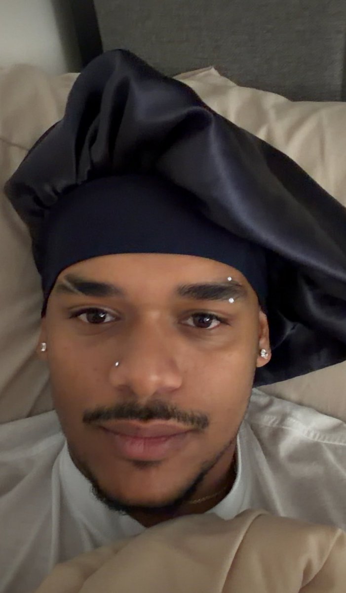 agvx99's tweet photo. should i get the eyebrow piercing? https://t.co/vjF7RWIFGd