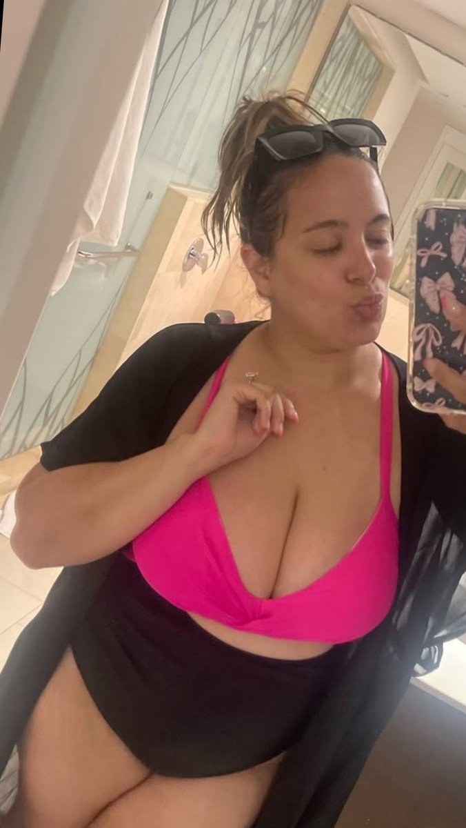 steph_milf12's tweet photo. Hot milf looking for love #milfs #mommy #cougar #hugerack https://t.co/5QtIVkMius