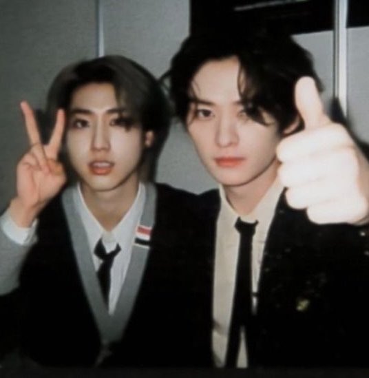 hamptersung's tweet photo. the thumbs up gay and peace sign bisexual prophecy never fails https://t.co/OEMv1t2oLD