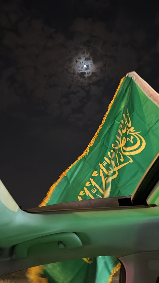 m2qu1's tweet photo. أفرحي يادارنا في ذرا حكم ال سعود 
دوله مالك شبه .. وحاكمك ماله شبه

عايشين بخير والعود في عين الحسود 
دام صرتي بين دقن اخو نوره وشنبه 
                    
                  🌴⚔️🇸🇦 https://t.co/qSfCjQxyJb