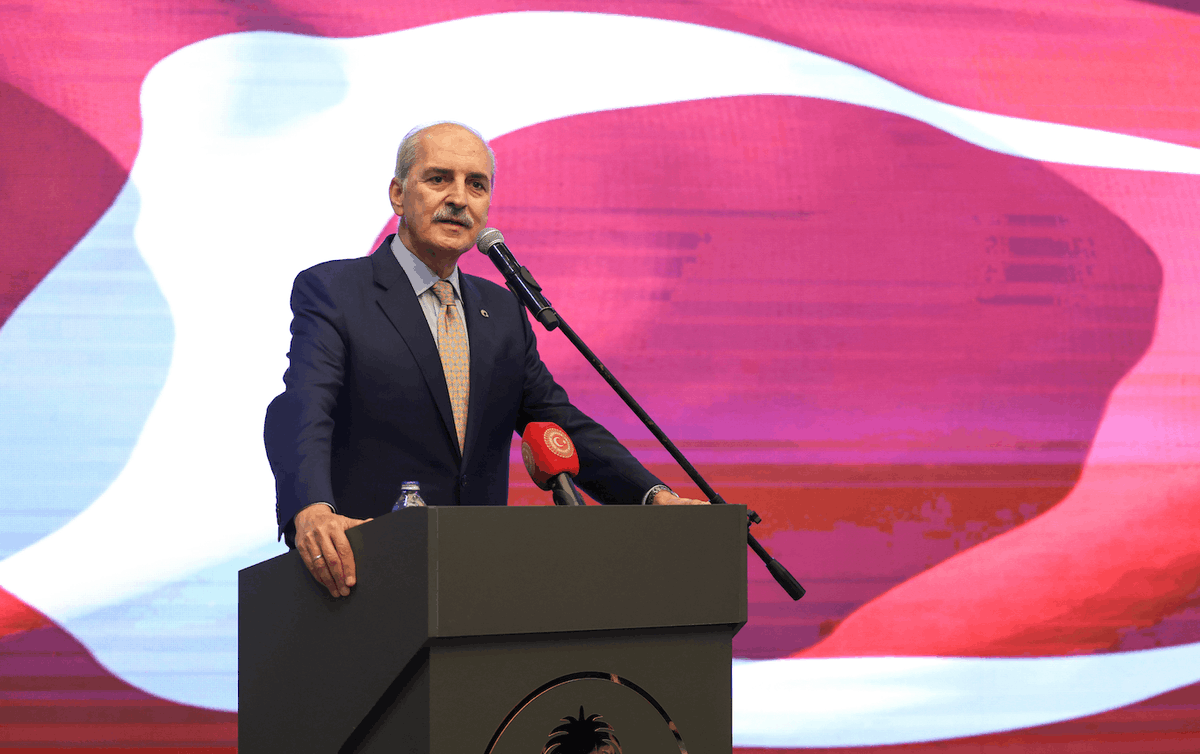 TurkishIndy's tweet photo. Kurtulmuş, Suudi Arabistan Krallığı’nın Milli Günü’nün 96. yıl dönümü dolayısıyla düzenlenen resepsiyonda konuştu:

◾️ “Suudi Arabistan ve Türkiye arasında son dönemlerdeki olumlu gelişme bütün bölgenin lehine”
◾️ “İsrail’in saldırganlığına karşı bölge ülkeleri olarak iş birliği içerisinde hareket etmemiz kaçınılmaz”
◾️ “Körfez bölgesi ve Hürmüz Boğazı maalesef fevkalade güvensiz bir bölge haline geldi”
◾️ “Hiçbir ülkenin başka bir ülkenin egemenliğine saldırıda bulunmasına asla rıza göstermiyoruz”
◾️ “Filistin devleti kurulmadan Orta Doğu bölgesine tam manasıyla istikrar ve barış gelemeyecektir”

https://t.co/2qQ1cSbCGe