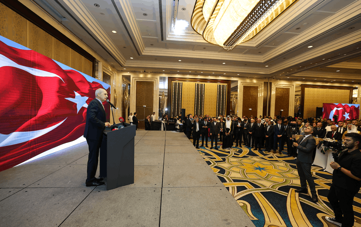 TurkishIndy's tweet photo. Kurtulmuş, Suudi Arabistan Krallığı’nın Milli Günü’nün 96. yıl dönümü dolayısıyla düzenlenen resepsiyonda konuştu:

◾️ “Suudi Arabistan ve Türkiye arasında son dönemlerdeki olumlu gelişme bütün bölgenin lehine”
◾️ “İsrail’in saldırganlığına karşı bölge ülkeleri olarak iş birliği içerisinde hareket etmemiz kaçınılmaz”
◾️ “Körfez bölgesi ve Hürmüz Boğazı maalesef fevkalade güvensiz bir bölge haline geldi”
◾️ “Hiçbir ülkenin başka bir ülkenin egemenliğine saldırıda bulunmasına asla rıza göstermiyoruz”
◾️ “Filistin devleti kurulmadan Orta Doğu bölgesine tam manasıyla istikrar ve barış gelemeyecektir”

https://t.co/2qQ1cSbCGe