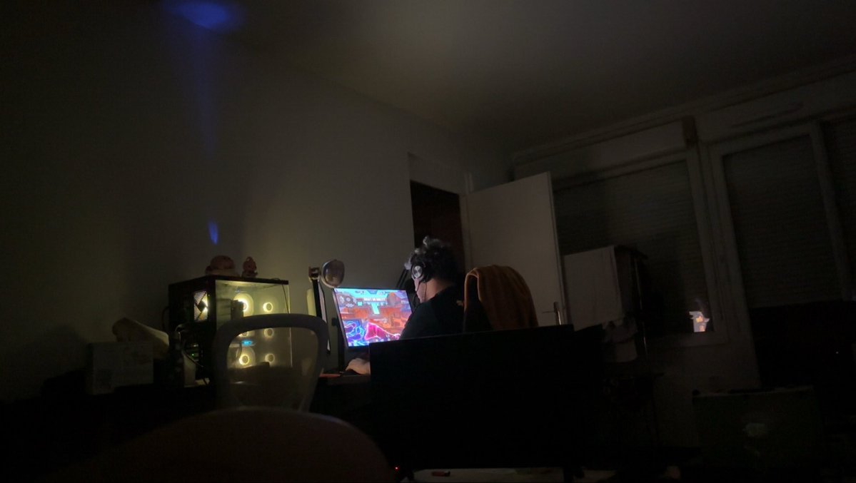 rryka__'s tweet photo. Il a une baddie dans le bed il préfère jouer a valorant https://t.co/Uunq4pm3E5