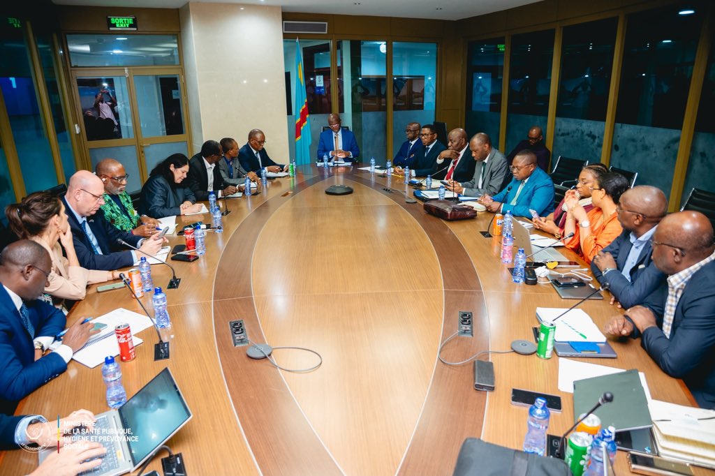 rogerkamba's tweet photo. Ce mercredi 23 septembre 2026, j'ai procédé à la signature du Plan de préparation et de réponse multisectorielle « One Health » à la maladie à virus Ebola, souche Bundibugyo, pour la deuxième période opérationnelle allant du 1er septembre 2026 au 27 février 2027.

Ce plan vient consolider les acquis de la première phase et renforcer notre anticipation, la détection précoce et notre capacité de réponse. Il met un accent particulier sur la surveillance épidémiologique, l'investigation des alertes, la prévention et le contrôle des infections, la prise en charge des cas, la vaccination compassionnelle ainsi que la communication sur les risques et l'engagement communautaire.

À travers l'approche « One Health », nous associons la santé humaine, la santé animale et l'environnement. Je salue l'engagement des autorités, des partenaires et des communautés, dont l'implication reste déterminante pour la mise en œuvre efficace de ce plan et le renforcement durable de notre système de préparation face aux menaces sanitaires.