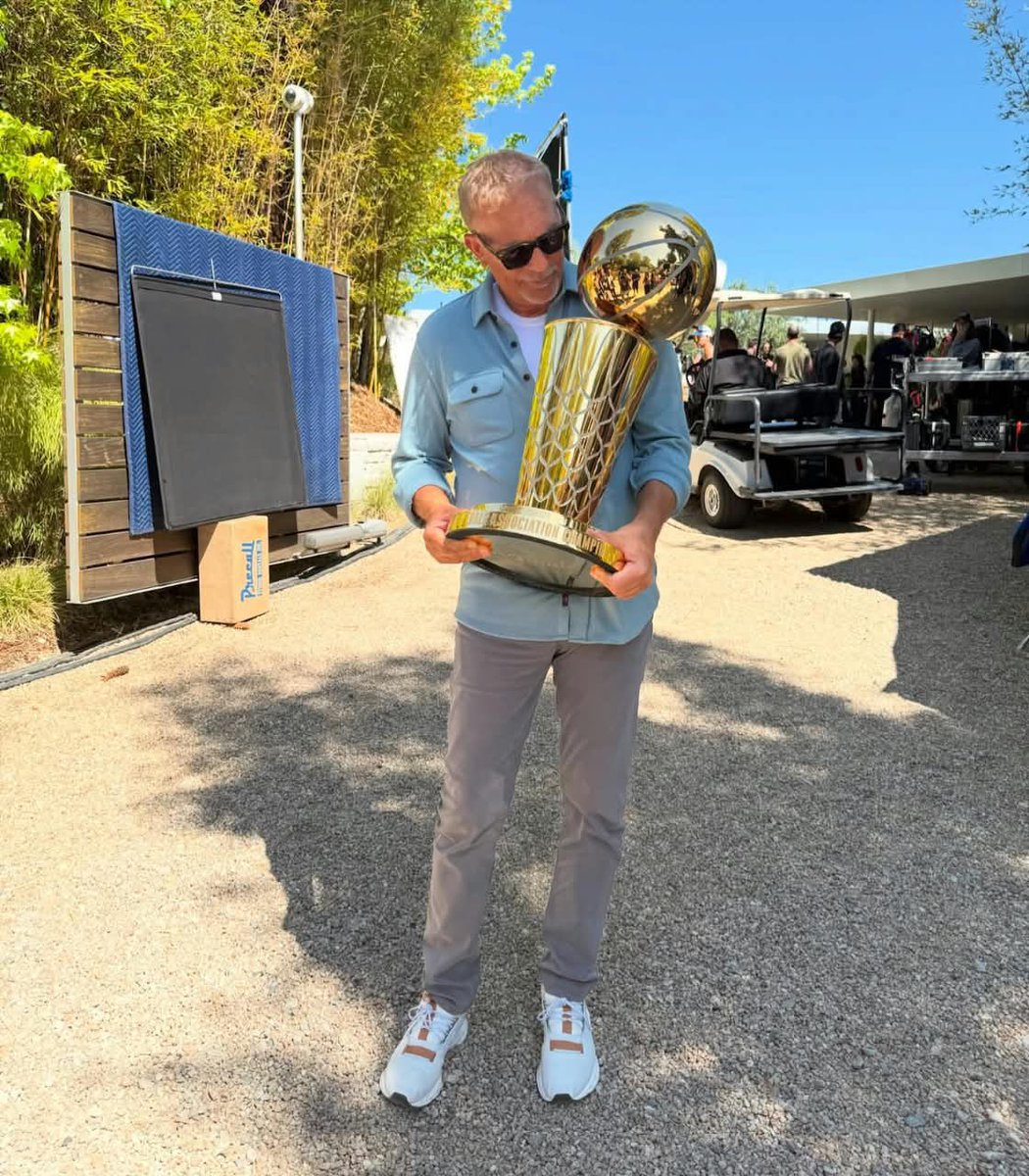 KevinMCostner8's tweet photo. Had to steal a moment with this guy while I had the chance 

#LarryOBrienTrophy #NBA #Champions #Hoops #Basketball https://t.co/o6i4BKBRte