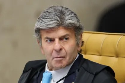 damadanoite14's tweet photo. #FUX QUER SABER - QUEM ENTRA NO SENADO VIROU SEGREDO?
Em dois dias seguidos, Davi Alcolumbre esteve no centro de decisões do Supremo. Na terça, Cristiano Zanin negou a liminar que o obrigaria a instalar a CPI do Master, parada há seis meses com 41 assinaturas. Na quarta, Luiz Fux deu a ele dez dias para explicar por que o Senado se recusa a informar os registros de entrada e saída de oito pessoas desde fevereiro de 2019, início de seu primeiro mandato na presidência da Casa.
A lista inclui a advogada Viviane Barci de Moraes, mulher do ministro Alexandre de Moraes; Daniel Vorcaro; Lulinha e Frei Chico, filho e irmão de Lula; e o Careca do INSS.
O pedido partiu do vereador Guilherme Kilter (Novo), com base na Lei de Acesso à Informação. O Senado negou o pedido invocando a proteção de dados pessoais, como se entrar num prédio público fosse assunto privado.
A gaveta da CPI e o sigilo dos registros protegem nomes do mesmo círculo: ministros do Supremo e seus parentes, a família do presidente e o banqueiro no centro do escândalo.
Fux ainda não mandou divulgar nada; depois da resposta do Senado, o Ministério Público terá mais dez dias. Pelo calendário, a decisão sobre divulgar os registros tende a sair depois do primeiro turno.
https://t.co/fu2ZWde1VW