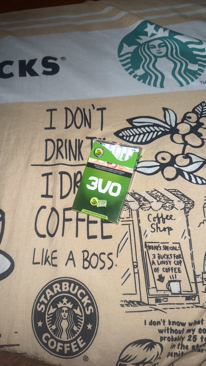 kleeeziz's tweet photo. Jujur mau berhenti merokok cuman trik marketing kasir Indomaret bisa banget anjay nawarin rokok terbaru di suruh nyoba 😭 padahal cuman mau beli air putih doang malah beli rokok 😭😭 tapi udah ini terakhir asli https://t.co/GO0sm5lXaO