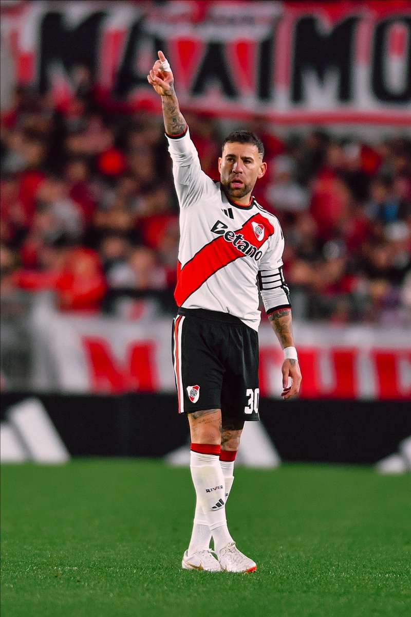 PoliticaEnRiver's tweet photo. PLANTEL SOLIDARIO

Por primera vez en una cena de la @FundacionRiver, el plantel donó dinero. 

Antes de finalizar, Otamendi subió al escenario para anunciar que el plantel donaba $135.000.000 para hacer 3 canchas en diferentes lugares del país.

River es familia 🤍❤️🤍 https://t.co/rlKKsB30eR
