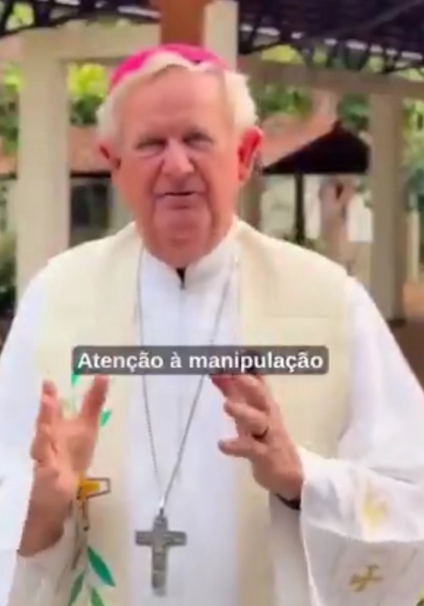 cassioolivveira's tweet photo. A Igreja Católica se posicionou, mas não disse ao fiel em quem votar. Porque entende que o voto é INDIVIDUAL e que seu papel é provocar consciência e reflexão.

Falou em DEMOCRACIA, SOBERANIA, compromisso com os MAIS POBRES e defesa da dignidade humana.

Se a extrema-direita “cristã” ouviu tudo isso e imediatamente entendeu como "apoio ao Lula", talvez o problema não esteja no que a Igreja católica disse, mas na dificuldade deles mesmos em se RECONHECER nesses VALORES.