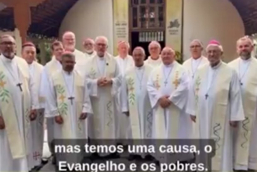 cassioolivveira's tweet photo. A Igreja Católica se posicionou, mas não disse ao fiel em quem votar. Porque entende que o voto é INDIVIDUAL e que seu papel é provocar consciência e reflexão.

Falou em DEMOCRACIA, SOBERANIA, compromisso com os MAIS POBRES e defesa da dignidade humana.

Se a extrema-direita “cristã” ouviu tudo isso e imediatamente entendeu como "apoio ao Lula", talvez o problema não esteja no que a Igreja católica disse, mas na dificuldade deles mesmos em se RECONHECER nesses VALORES.