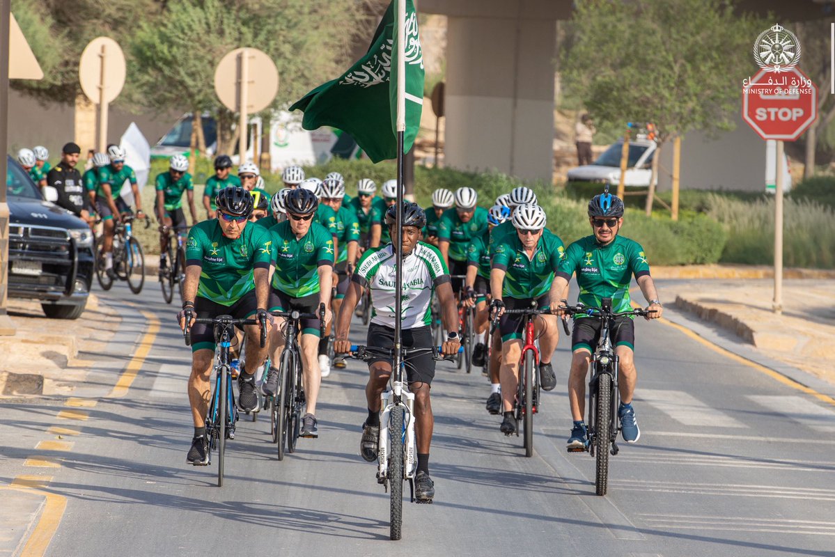 modgovksa's tweet photo. احتفاءً بـ #اليوم_الوطني_السعودي، منتخب القوات المسلحة للدراجات الهوائية ينظّم مسيرة للدراجين بالتعاون مع هيئة تطوير بوابة الدرعية، بمشاركة معالي نائب رئيس هيئة الأركان العامة الفريق الركن فهد الغفيلي.

#وزارة_الدفاع https://t.co/h72gn1crsq